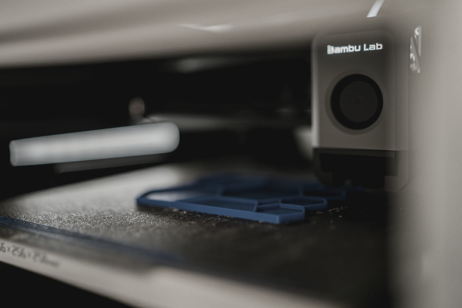 Bauteil auf der Druckplatte eines 3D-Druckers