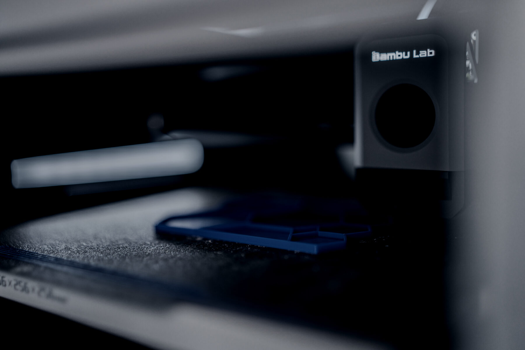 Bauteil auf der Druckplatte eines 3D-Druckers