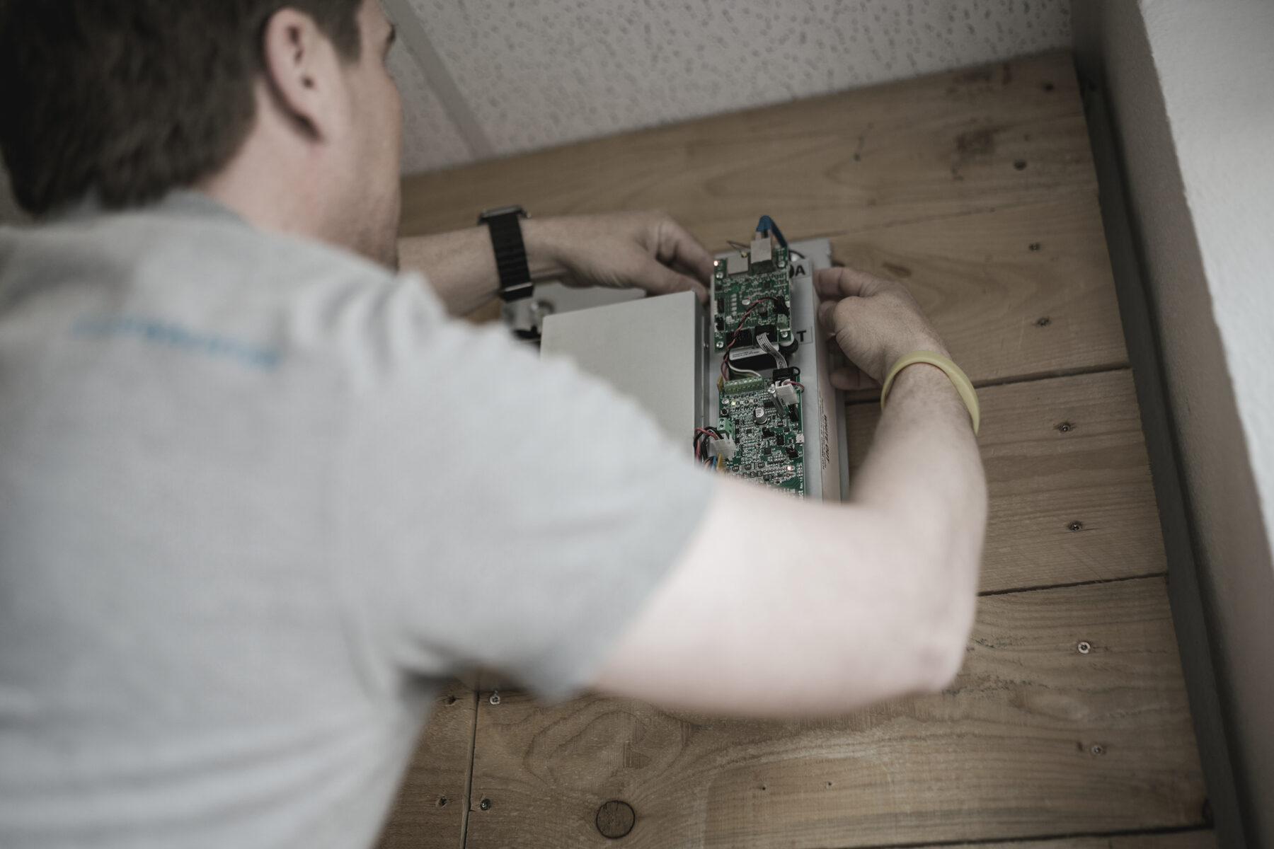 Montage einer Leiterplatte in ein Gehäuse an der Wand