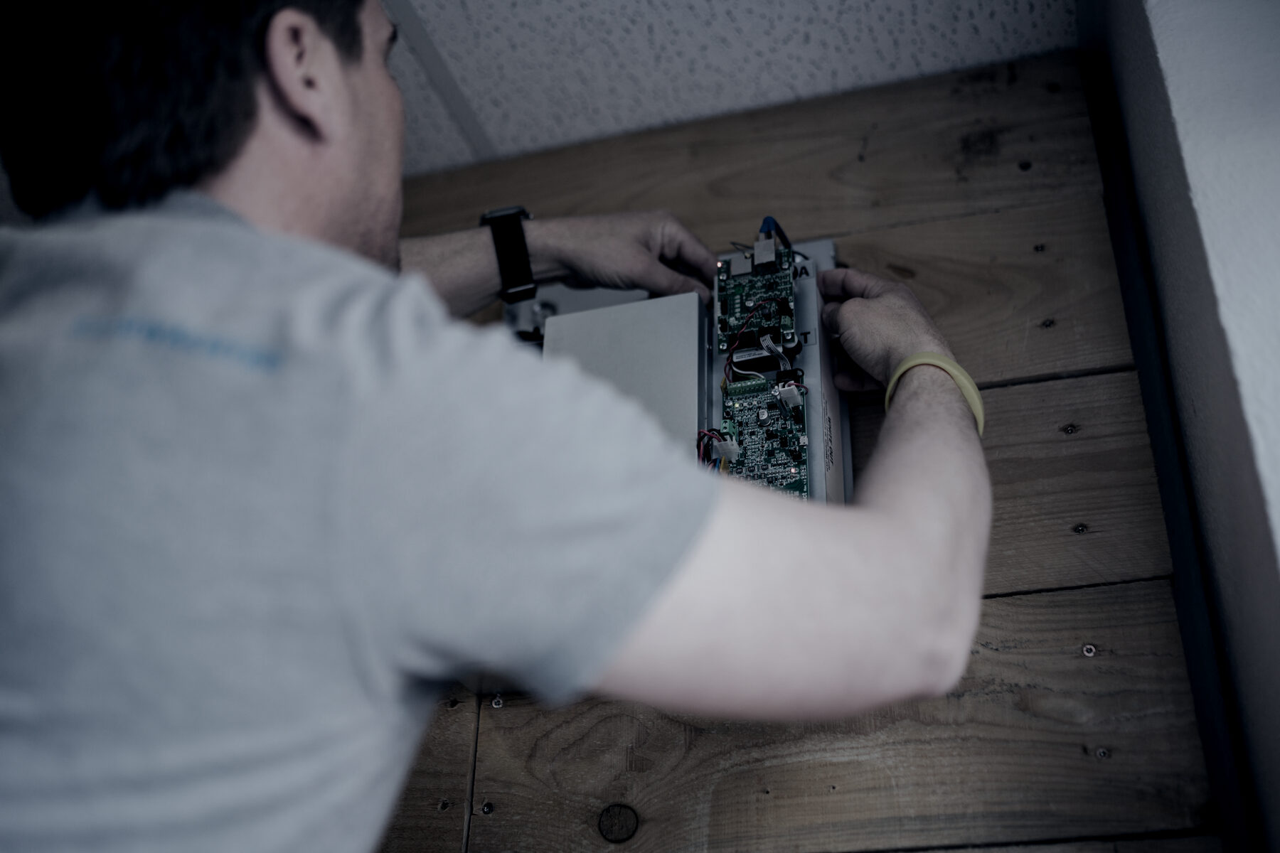 Montage einer Leiterplatte in ein Gehäuse an der Wand