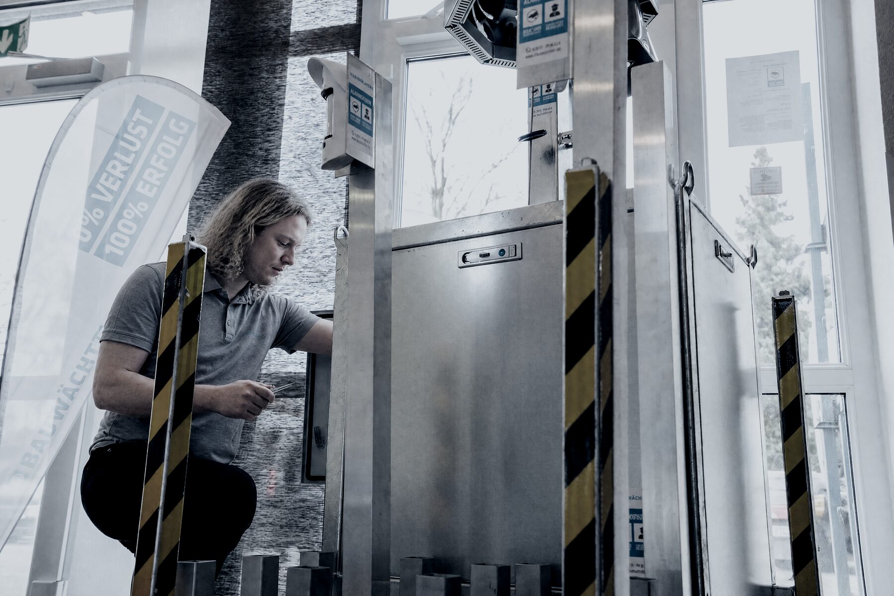 Mitarbeiter arbeitet an einer mobilen Säuleneinheit in den eigenen Räumen