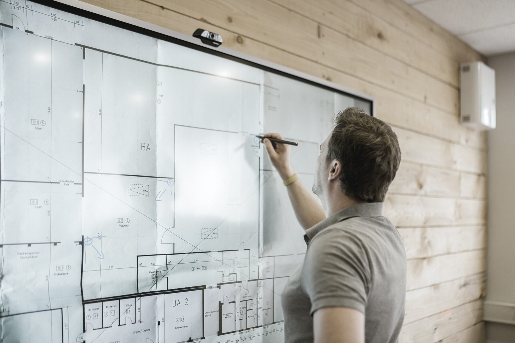 Planung eines Objekts am Touchscreen, Gebäudeplan mit eingezeichneten Positionen