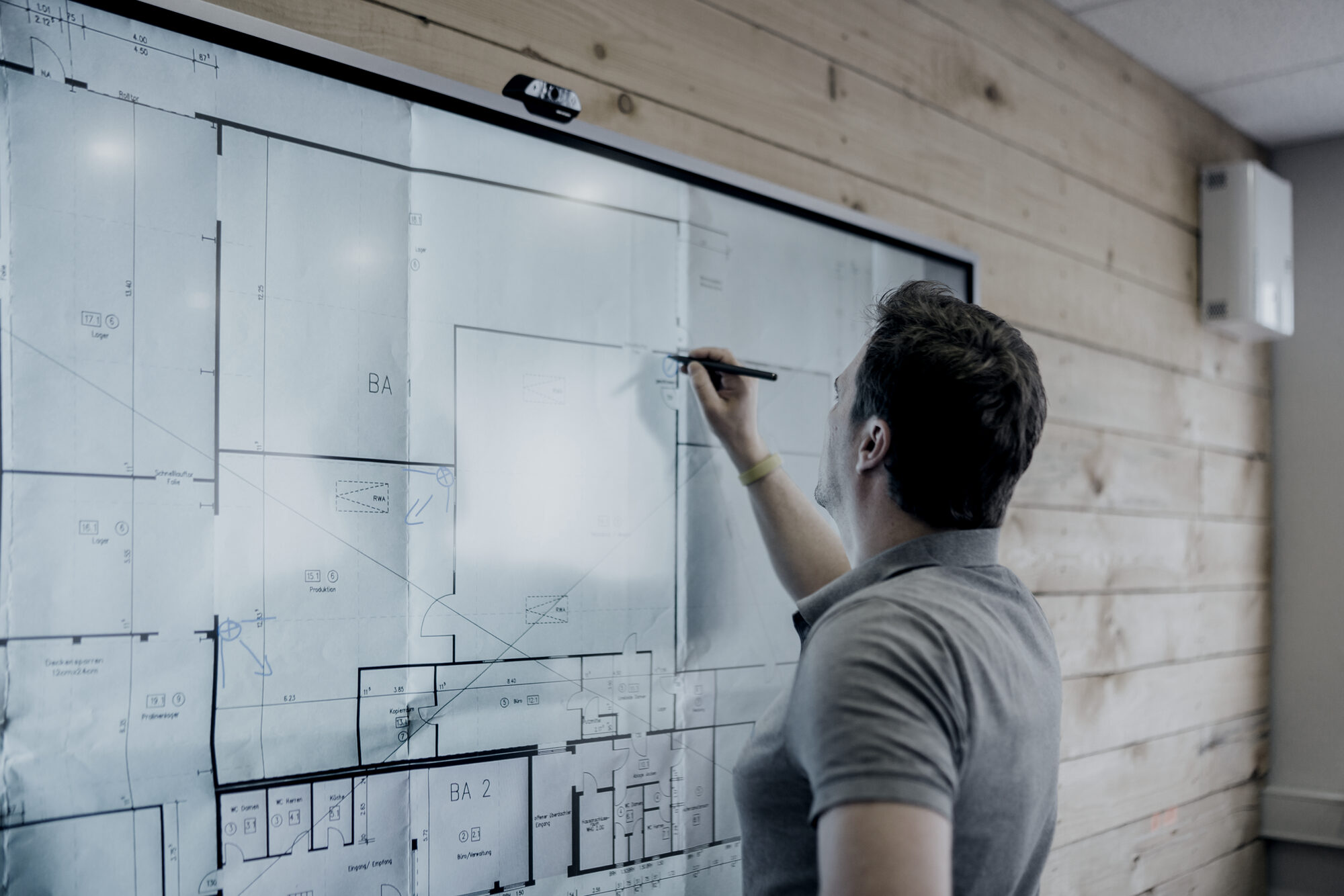 Planung eines Objekts am Touchscreen, Gebäudeplan mit eingezeichneten Positionen