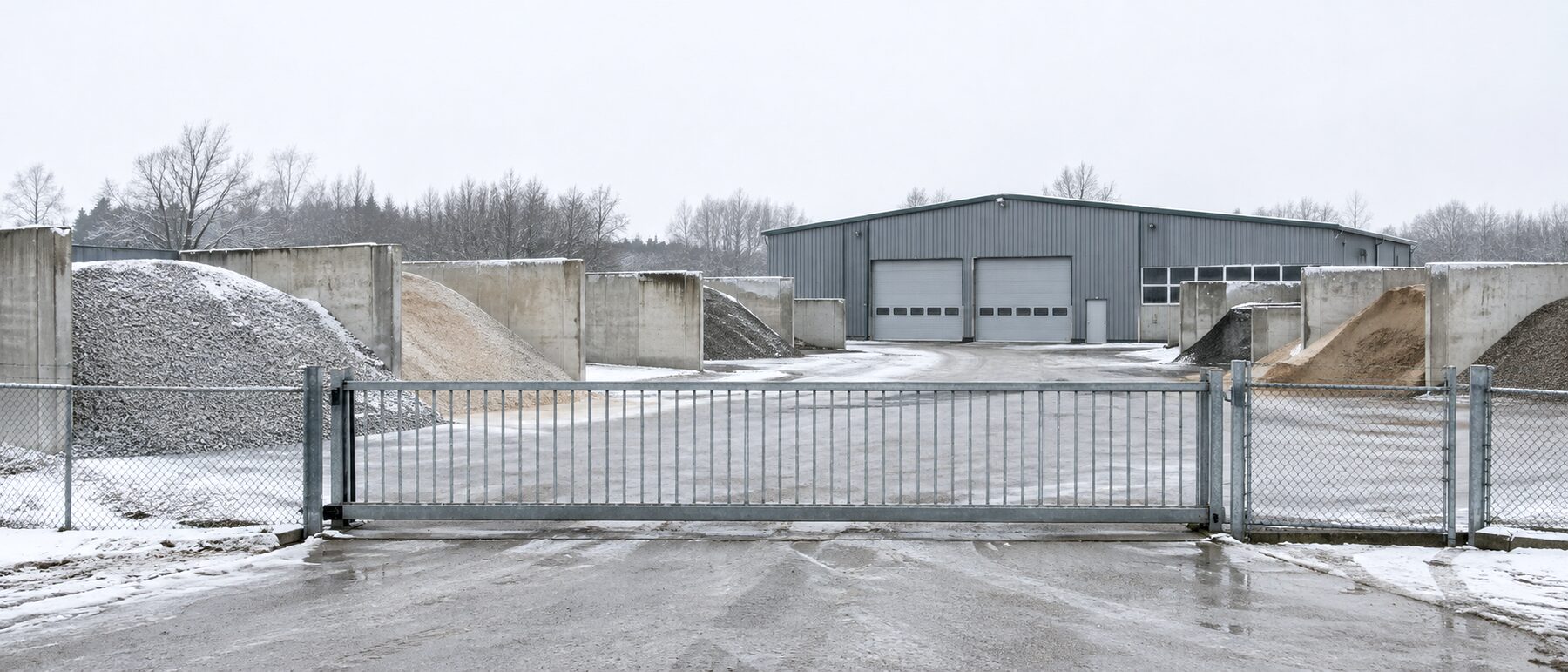Bauhofgelände bei Nacht mit Containerboxen und geschlossener Zufahrt